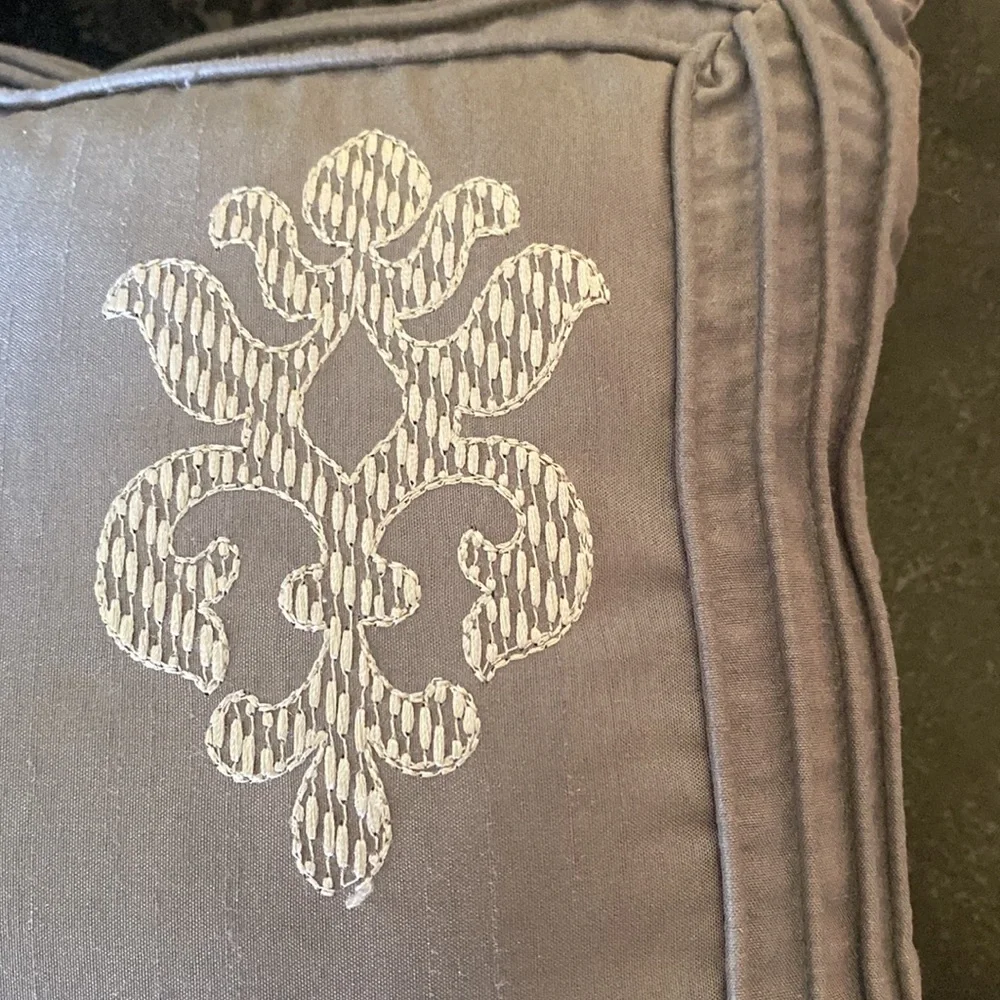 4 Elegant Decorative Pillow Set in Gray/silver and Brown